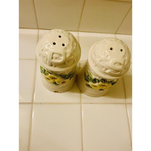 Vintage Geo Z. Lefton Large Salt And‎ Pepper Shakers Daisy Basket Weave Cottage - Picture 2 of 5